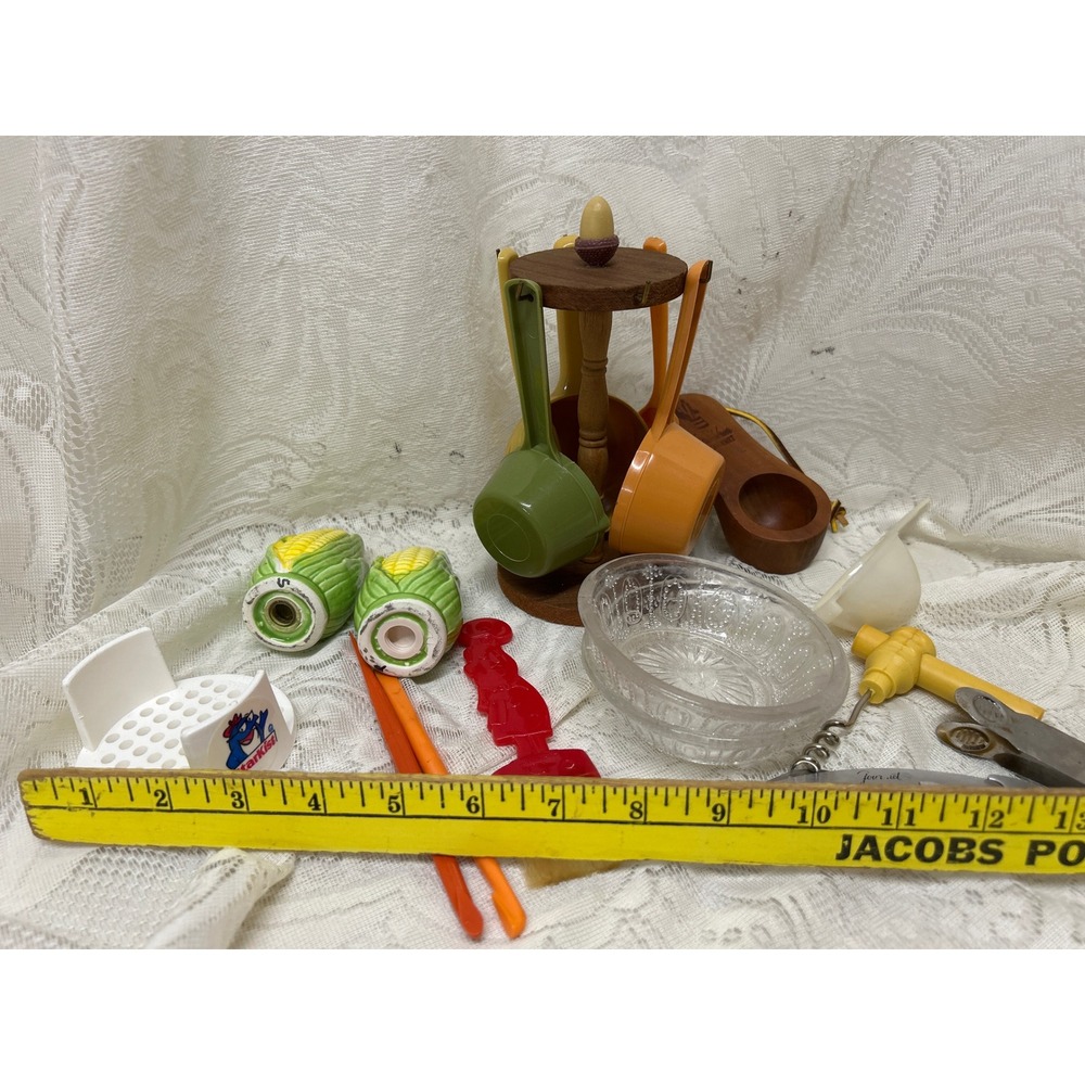 Vintage Kitchen Lot StarKist Tuna Corn S&P Shakers Measuring Cups Retro Kitschy - Picture 6 of 6